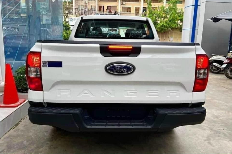 Bên trong Ford Ranger XL 2023 là không gian nội thất bọc nỉ màu đen với điểm nhấn nằm ở màn hình thông tin giải trí dạng cảm ứng 10,1 inch đặt dọc, hỗ trợ Apple CarPlay/Android Auto. Đằng sau vô lăng là bảng đồng hồ với màn hình màu đa thông tin 8 inch. Đây hứa hẹn sẽ là lợi thế của mẫu xe bán tải này khi cạnh tranh với những đối thủ khác.