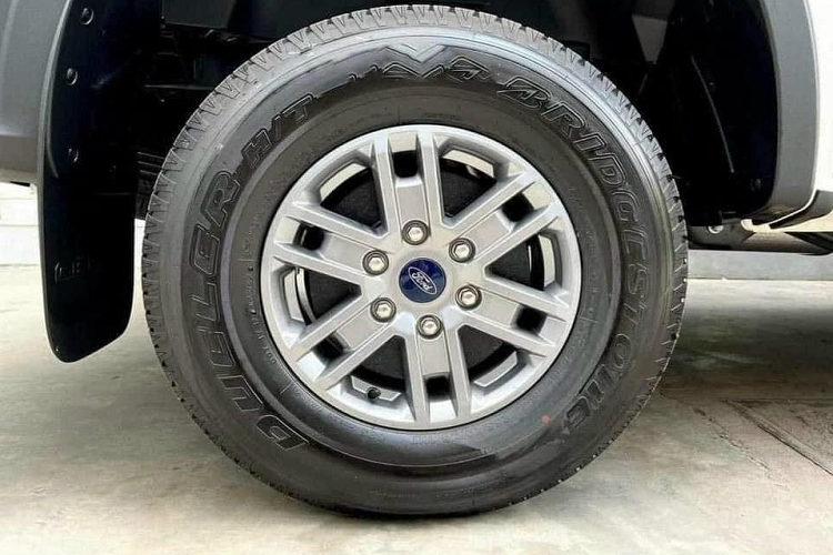 Ở bên sườn, phiên bản Ford Ranger XL 2023 giá rẻ có những trang bị đáng chú ý như vành thép 16 inch với thiết kế 6 chấu kép, gương chiếu hậu chỉnh điện, tích hợp đèn báo rẽ và tay nắm cửa màu đen. Tuy nhiên, xe không được trang bị bệ bước chân bên sườn như các phiên bản cao cấp. Ngoài ra, ở hai bên thùng sau cũng không có bệ bước chân.