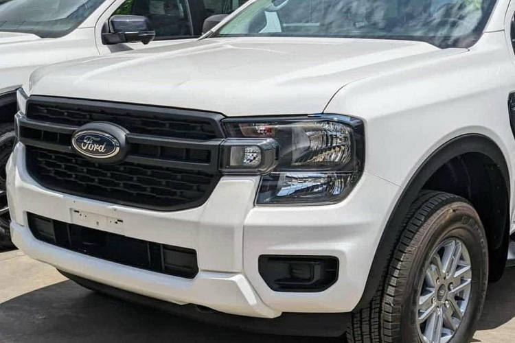 Qua những hình ảnh thực tế này, có thể thấy Ford Ranger 2023 bản tiêu chuẩn sở hữu thiết kế khá ổn. Theo đó, chiếc xe trong ảnh sở hữu cấu hình cabin đôi (Double Cab) và được sơn màu trắng. Xe được trang bị lưới tản nhiệt màu đen, nằm giữa 2 đèn pha Halogen hình chữ "C" với tính năng tự động bật/tắt. Là bản tiêu chuẩn nên Ford Ranger XL 2023 mới không có đèn sương mù trước hay dải đèn LED định vị ban ngày.