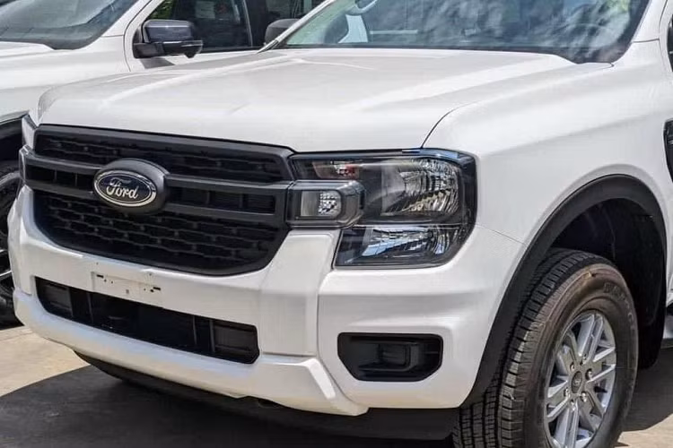 Qua những hình ảnh thực tế này, có thể thấy Ford Ranger 2023 bản tiêu chuẩn sở hữu thiết kế khá ổn. Theo đó, chiếc xe trong ảnh sở hữu cấu hình cabin đôi (Double Cab) và được sơn màu trắng. Xe được trang bị lưới tản nhiệt màu đen, nằm giữa 2 đèn pha Halogen hình chữ "C" với tính năng tự động bật/tắt. Là bản tiêu chuẩn nên Ford Ranger XL 2023 mới không có đèn sương mù trước hay dải đèn LED định vị ban ngày.