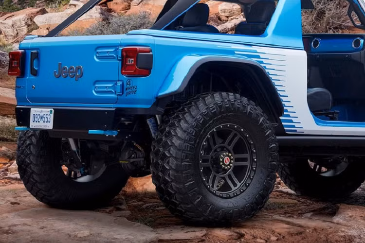 Jeep nói rằng cường độ dòng điện cực đại trong hệ thống lực đẩy đã tăng hơn gấp đôi lên 600 amps, với hệ truyền động điện mới có thể duy trì cường độ dòng điện tối đa trong 10 giây. Điều này cho phép Magneto 2.0 tăng tốc từ 0 - 96 km/h trong 2 giây. Tương tự như chiếc Magneto ban đầu, phiên bản 2.0 cũng có trang bị 4 bộ pin lithium-ion được phân bổ khắp khung gầm để cân bằng trọng lượng. Chúng có tổng dung lượng 70 kWh và chạy hệ thống 800 volt.