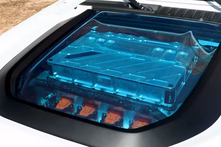 Ngoài ra, hệ truyền động điện cũng bao gồm một bộ biến tần có nguồn gốc từ xe đua, có thể chuyển đổi nguồn DC thành AC cho mô tơ công nghệ cao hoạt động ở tốc độ lên đến 5.250 vòng/phút.