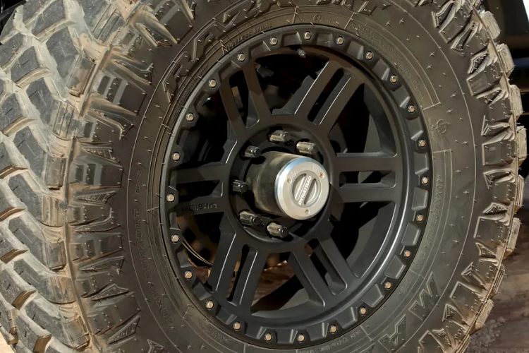 Các phụ tùng chuyên dụng off-road bao gồm bộ nâng 3 inch làm riêng, bộ lốp địa hình 40 inch bọc quanh bộ la-zăng 20 inch, trục trước Dynatrac 60 Pro-Rock và trục sau Pro-Rock Dynatrac 80, với tỷ lệ 5,38 và bộ khóa vi sai cho cả hai trục, trục truyền động độ riêng, và hệ thống treo địa hình.