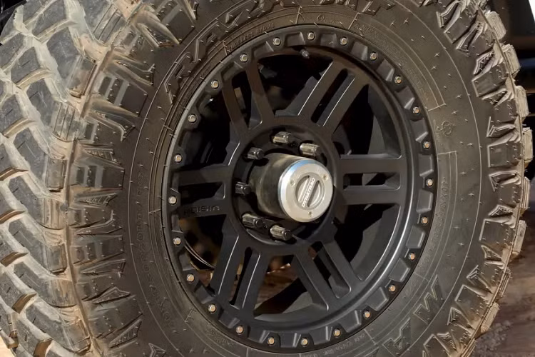 Các phụ tùng chuyên dụng off-road bao gồm bộ nâng 3 inch làm riêng, bộ lốp địa hình 40 inch bọc quanh bộ la-zăng 20 inch, trục trước Dynatrac 60 Pro-Rock và trục sau Pro-Rock Dynatrac 80, với tỷ lệ 5,38 và bộ khóa vi sai cho cả hai trục, trục truyền động độ riêng, và hệ thống treo địa hình.