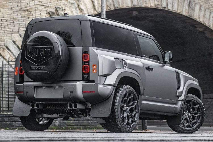 Cụ thể, cả hai bản Land Rover Defender độ Kahn Design đều được nâng cấp ngoại hình với nhiều chi tiết làm từ sợi carbon. Thêm vào đó là bộ mâm tuỳ chỉnh và nội thất được làm lại gần như hoàn toàn.