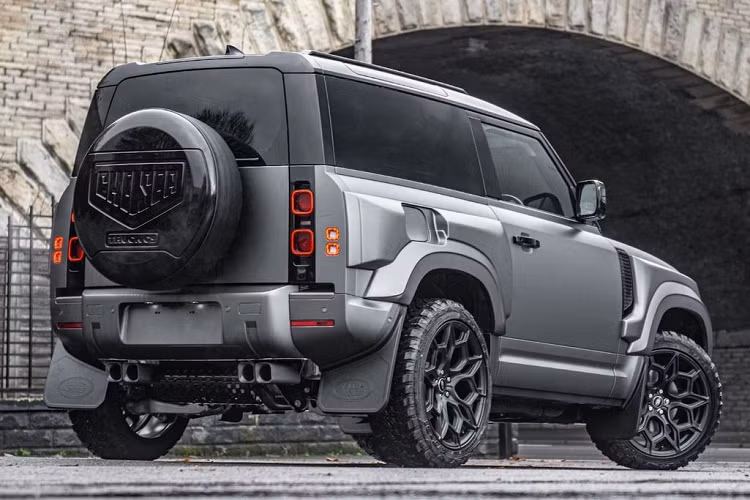 Cụ thể, cả hai bản Land Rover Defender độ Kahn Design đều được nâng cấp ngoại hình với nhiều chi tiết làm từ sợi carbon. Thêm vào đó là bộ mâm tuỳ chỉnh và nội thất được làm lại gần như hoàn toàn.