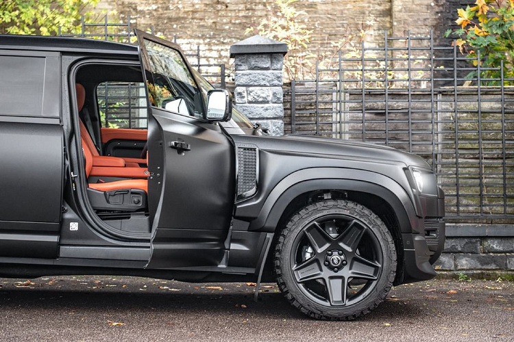 Các vòm bánh xe và chắn bùn mở rộng làm từ sợi carbon, trong khi đuôi xe được bổ sung nắp bánh xe phụ tùy. Điểm nhấn đáng chú ý ở ngoại thất của Defender 90 Carbon Wide Body First Edition là bộ mâm hợp kim rèn Type 57 RS 22 inch.