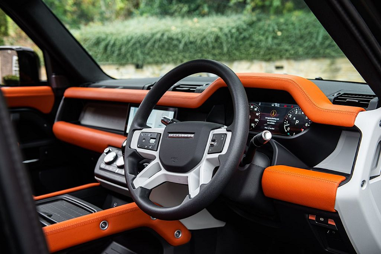 Kahn Design hoàn thiện vẻ ngoài của Land Rover Defender 90 bằng lớp sơn ngoại thất màu màu xám satin đặc trưng cùng một số chi tiết sơn đen Volcanic Rock Black tương phản.