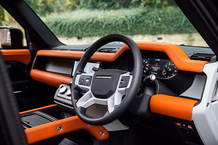 Kahn Design hoàn thiện vẻ ngoài của Land Rover Defender 90 bằng lớp sơn ngoại thất màu màu xám satin đặc trưng cùng một số chi tiết sơn đen Volcanic Rock Black tương phản.