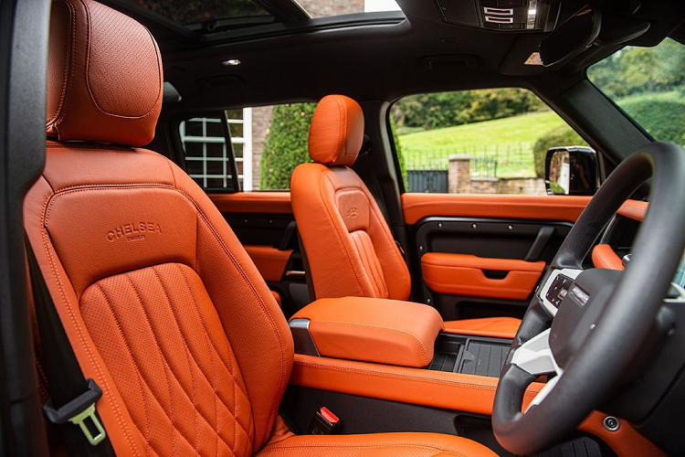 Những chi tiết đắt giá nhất của gói độ có lẽ là hệ thống ống xả bằng thép không gỉ Quad Performance và gói Da mở rộng bên trong nội thất với hàng ghế trước và sau được bọc da đỏ Designo.