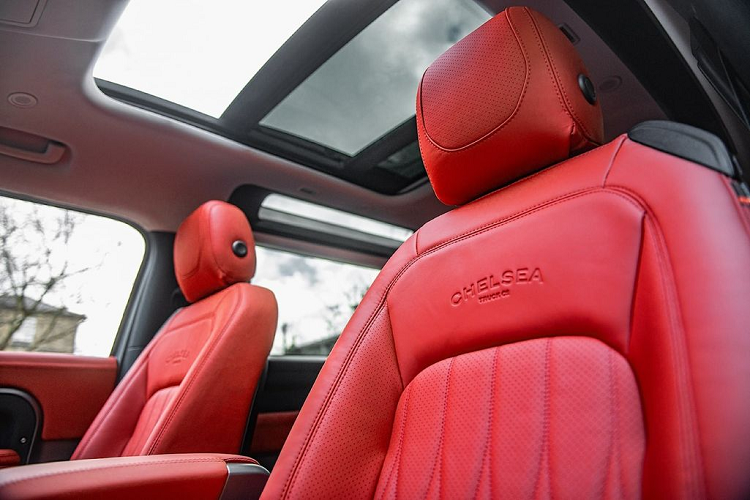 So với bản độ trên Land Rover Defender 90, phiên bản Land Rover Defender 110 Wide Body có phần đơn giản hơn.