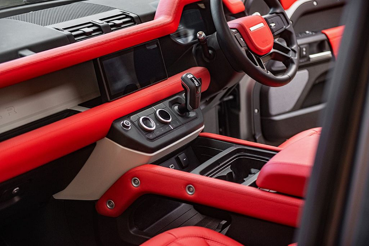 Đầu tiên là bản độ Land Rover Defender 90 Carbon Wide Body First Edition với “ngoại hình” táo bạo nhờ một loạt các trang bị bổ sung như 2 cửa gió phía trước, cản trước và lưới tản nhiệt tinh chỉnh.