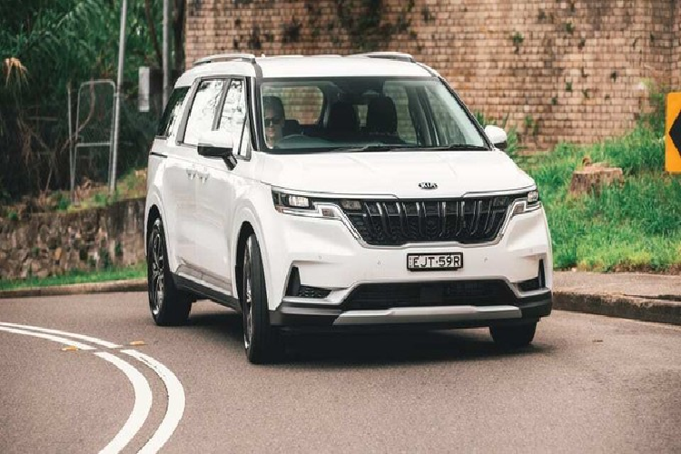 Kia Carnival hiện tại là thế hệ thứ tư, ra mắt toàn cầu năm 2020. Như vậy, chỉ sau 3 năm có mặt trên thị trường, nhà sản xuất tiếp tục chuẩn bị cho bản nâng cấp mới, dự kiến ra mắt vào nửa đầu năm sau.