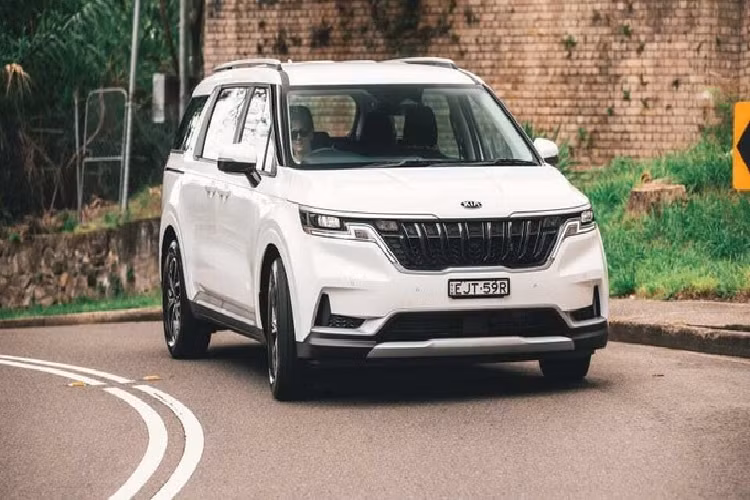 Kia Carnival hiện tại là thế hệ thứ tư, ra mắt toàn cầu năm 2020. Như vậy, chỉ sau 3 năm có mặt trên thị trường, nhà sản xuất tiếp tục chuẩn bị cho bản nâng cấp mới, dự kiến ra mắt vào nửa đầu năm sau.
