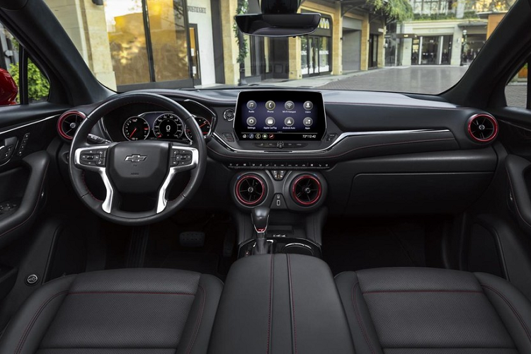 Tiếp đến là màn hình thông tin giải trí dạng cảm ứng 10 inch mới, sạc điện thoại thông minh không dây và hệ thống kết nối Wi-Fi 4G LTE.