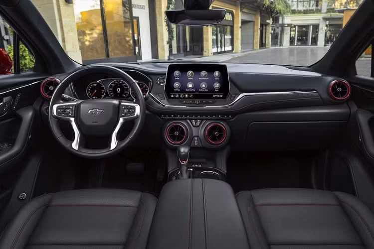 Tiếp đến là màn hình thông tin giải trí dạng cảm ứng 10 inch mới, sạc điện thoại thông minh không dây và hệ thống kết nối Wi-Fi 4G LTE.