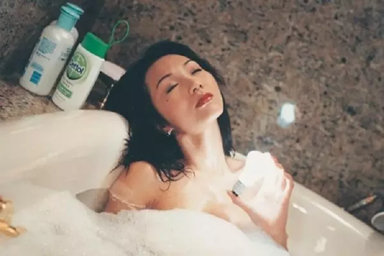 Theo HK01, cô đào 7X đóng phim từ năm 2000 và đóng hơn 20 bộ phim nóng trong 4 năm liên tiếp. Những tác phẩm tiêu biểu nhất của Nhan Thiên Vấn phải kể đến Naked Poison, Sắc dục trung hoàn, Horoscope II: The Woman from Hell,... Dù chấp nhận hy sinh đóng cảnh nóng nhưng các bộ phim cô đào 7X không có sự đột phá. Tên tuổi Nhan Thiên Vấn vẫn chìm nghỉm giữa loạt sao nóng bỏng. 