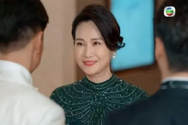 Cựu sao phim 18 có cuộc sống thoải mái ở tuổi 5 1. Thời gian rảnh rỗi, cô đều đi du lịch, tận hưởng cuộc sống độc thân. Giống như Nhan Thiên Vấn, Trần Mai Hinh cũng đóng phim 18 từ năm 2000 sau hai cú sốc tình cảm. Đầu năm 2022, cựu diễn viên 18 bất ngờ đóng vai khách mời trong phim Gia tộc vinh diệu. Dù đã rời xa làng giải trí 17 năm nhưng sự xuất hiện của Trần Mai Hinh nhanh chóng gây chú ý. Ở tuổi 53, nữ diễn viên trông vẫn rất xinh đẹp, trẻ trung.Đầu năm 2022, cựu diễn viên 18 bất ngờ đóng vai khách mời trong phim Gia tộc vinh diệu. Dù đã rời xa làng giải trí 17 năm nhưng sự xuất hiện của Trần Mai Hinh nhanh chóng gây chú ý. Ở tuổi 53, nữ diễn viên trông vẫn rất xinh đẹp, trẻ trung.