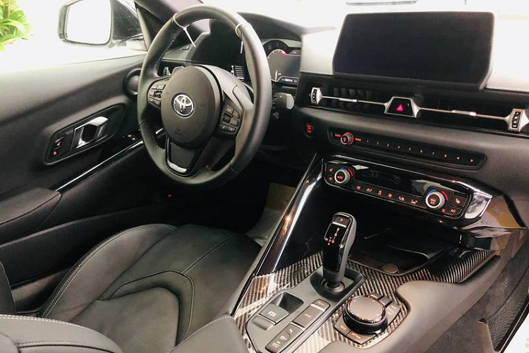 Mẫu xe thể thao Toyota Supra 2021 mới là thế hệ thứ 5 của dòng sản phẩm này và vẫn sở hữu phong cách thiết kế quen thuộc.