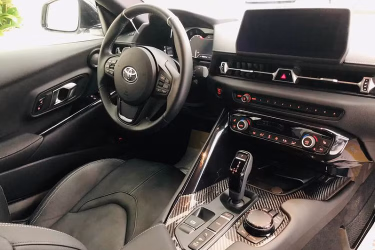 Mẫu xe thể thao Toyota Supra 2021 mới là thế hệ thứ 5 của dòng sản phẩm này và vẫn sở hữu phong cách thiết kế quen thuộc.