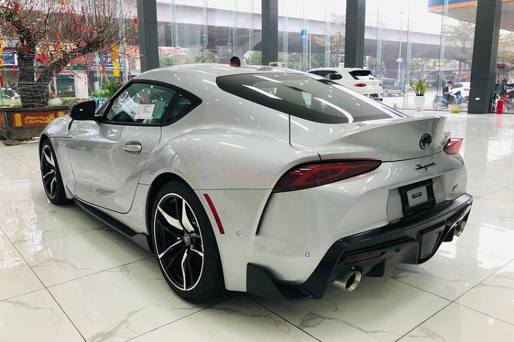 Đối với khoang cabin, Toyota Supra 2021 bản Premium 3.0 được trang bị khá nhiều tiện ích giải trí, bao gồm hệ thống âm thanh JBL 12 loa, màn hình giải trí cảm ứng 8,8 inch có kết nối điện thoại, sạc không dây, HUD và đặc biệt là cả gói an toàn Toyota Safety Sense.
