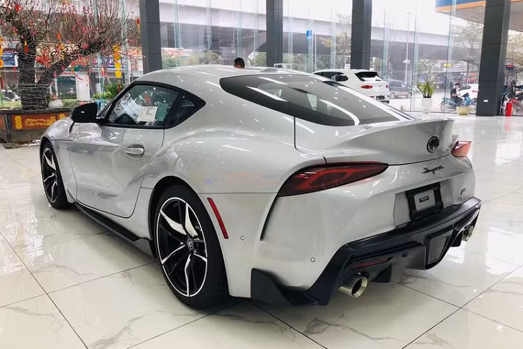 Đối với khoang cabin, Toyota Supra 2021 bản Premium 3.0 được trang bị khá nhiều tiện ích giải trí, bao gồm hệ thống âm thanh JBL 12 loa, màn hình giải trí cảm ứng 8,8 inch có kết nối điện thoại, sạc không dây, HUD và đặc biệt là cả gói an toàn Toyota Safety Sense.