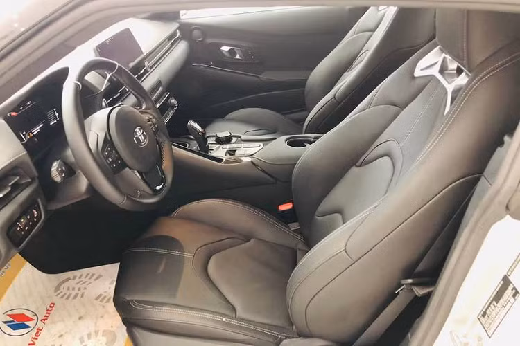 Dù tới từ một thương hiệu xe phổ thông nhưng có thể nói, Supra dường như tách biệt so với những mẫu xe còn lại của hãng. Ngay ở phần ngoại hình, sự trẻ trung và năng động là những điểm khiến người xem ấn tượng về mẫu xe này.