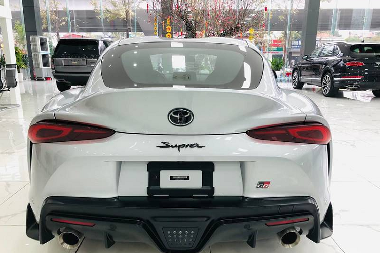 Với sức mạnh này, Toyota Supra 2021 có thể tăng tốc từ 0 - 100 km/h chỉ trong 3,9 giây cùng trần vận tốc là 250 km/h, đi kèm trang bị hộp số tự động 8 cấp.