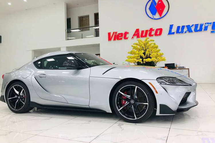 Giá xe Toyota Supra 2021 không được tiết lộ, nhưng từng có một đơn vị nhập xe tư nhân khác tại Việt Nam chào bán Supra 2021 với giá dự kiến lên đến gần 6 tỷ đồng.