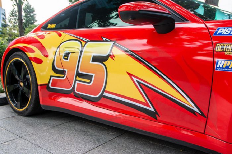 Xe được trang bị bộ mâm 5 chấu đơn to bản được sơn đen, đi kèm phần viền màu vàng và cùm phanh màu xám. Tên của hai vợ chồng chủ xe xuất hiện dưới cột B.