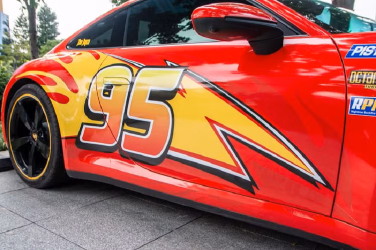 Xe được trang bị bộ mâm 5 chấu đơn to bản được sơn đen, đi kèm phần viền màu vàng và cùm phanh màu xám. Tên của hai vợ chồng chủ xe xuất hiện dưới cột B.