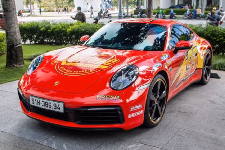 Theo chủ nhân chiếc xe Porsche 911 Carrera độ phong cách Lightning McQuee cho biết, con trai của họ rất yêu thích nhân vật hoạt hình này nên đã quyết định lột xác chiếc xe thể thao nước Đức nhằm tạo nên một món quà tuyệt vời cho cậu bé.
