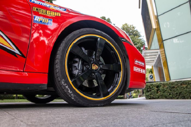 Chiếc Porsche 911 Carrera xuất hiện trong bài viết thuộc thế hệ thứ 8, tên mã 992. Theo đánh giá từ một số chuyên gia, thiết kế của thế hệ thứ 7 và thứ 8 không có quá nhiều sự khác biệt.