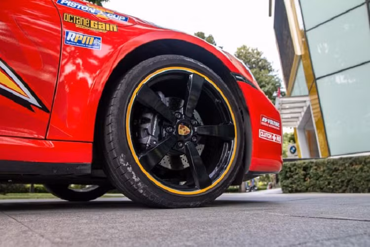 Chiếc Porsche 911 Carrera xuất hiện trong bài viết thuộc thế hệ thứ 8, tên mã 992. Theo đánh giá từ một số chuyên gia, thiết kế của thế hệ thứ 7 và thứ 8 không có quá nhiều sự khác biệt.