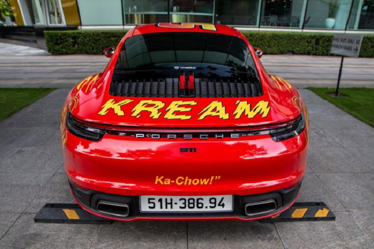 Porsche 911 Carrera tại Việt Nam hiện đang được phân phối chính hãng và có mức giá bán từ 7,13 tỷ đồng, chưa bao gồm các tùy chọn và chi phí lăn bánh.