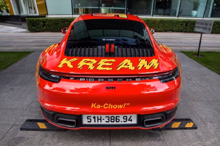 Porsche 911 Carrera tại Việt Nam hiện đang được phân phối chính hãng và có mức giá bán từ 7,13 tỷ đồng, chưa bao gồm các tùy chọn và chi phí lăn bánh.