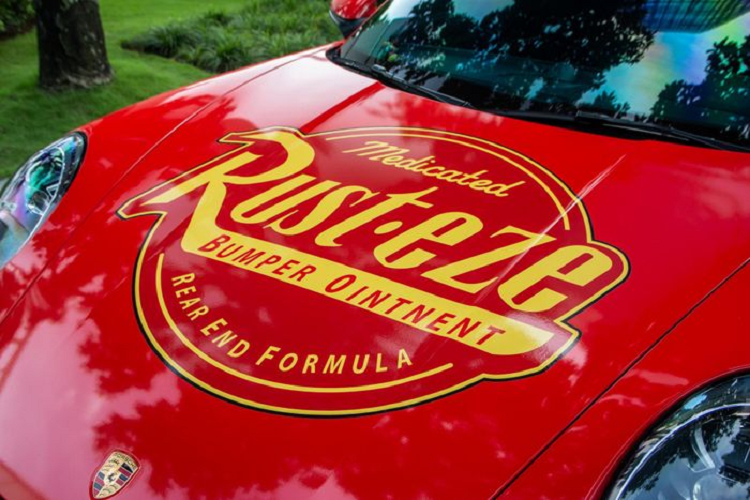 Nhiều chi tiết đặc trưng xuất hiện trên nhân vật Lightning McQueen như logo các thương hiệu tài trợ, tên đội đua Rust-eze, con số 95, tia chớp và ngọn lửa đều được mô phỏng lại trên chiếc 911 Carrera này.