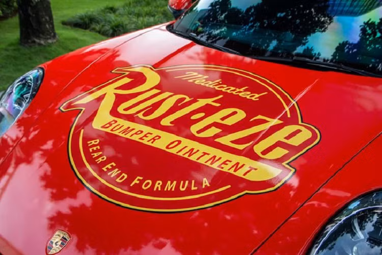 Nhiều chi tiết đặc trưng xuất hiện trên nhân vật Lightning McQueen như logo các thương hiệu tài trợ, tên đội đua Rust-eze, con số 95, tia chớp và ngọn lửa đều được mô phỏng lại trên chiếc 911 Carrera này.