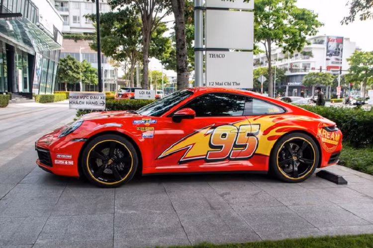 Xe được trang bị động cơ boxer 6 xy-lanh, dung tích 3.0L tăng áp kép, sản sinh công suất tối đa 385 mã lực và 450 Nm mô-men xoắn.