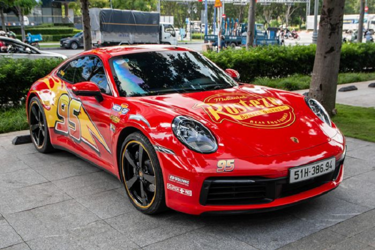 Mới đây, một chiếc Porsche 911 Carrera Lightning McQueen đã xuất hiện trên đường phố Sài Gòn. Chiếc xe đã được chủ nhân làm mới ngoại thất bằng lớp decal lấy cảm hứng từ nhân vật hoạt hình này.