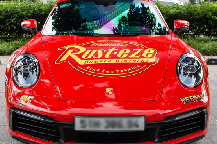 Lightning McQueen là một nhân vật hoạt hình đã quen thuộc với nhiều người khi xuất hiện trong loạt phim hoạt hình Cars của Pixar, đặc biệt là các em nhỏ và chiếc Porsche 911 Carrera độc đáo của một dân chơi ở Sài Gòn đã không bỏ lỡ điều đó.