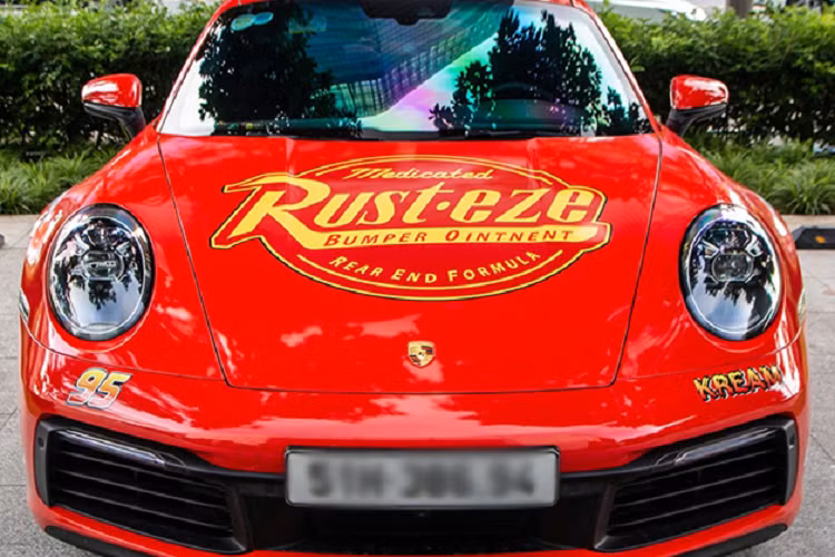 Lightning McQueen là một nhân vật hoạt hình đã quen thuộc với nhiều người khi xuất hiện trong loạt phim hoạt hình Cars của Pixar, đặc biệt là các em nhỏ và chiếc Porsche 911 Carrera độc đáo của một dân chơi ở Sài Gòn đã không bỏ lỡ điều đó.