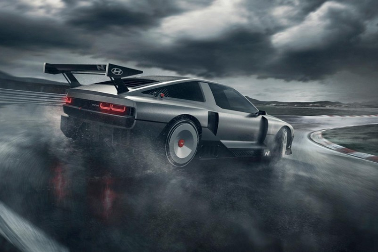 Năng lượng do cụm pin này tạo ra sẽ được dùng để sạc pin lithium-ion 62,4 kWh nằm bên dưới sàn xe. Khi hết nhiên liệu hydro, người dùng chỉ cần mất 5 phút để đổ đầy. Nếu không, người dùng có thể cắm sạc để nạp điện năng cho pin. Hệ thống pin nhiên liệu hydro của Hyundai N Vision 74 cũng hỗ trợ sạc nhanh 800V, tương tự Ioniq 5.