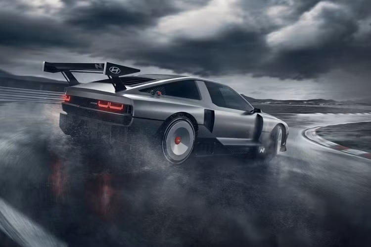 Năng lượng do cụm pin này tạo ra sẽ được dùng để sạc pin lithium-ion 62,4 kWh nằm bên dưới sàn xe. Khi hết nhiên liệu hydro, người dùng chỉ cần mất 5 phút để đổ đầy. Nếu không, người dùng có thể cắm sạc để nạp điện năng cho pin. Hệ thống pin nhiên liệu hydro của Hyundai N Vision 74 cũng hỗ trợ sạc nhanh 800V, tương tự Ioniq 5.