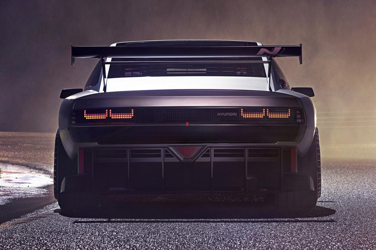 Hyundai N Vision 74 không chỉ phô diễn thiết kế mà còn cho thấy những công nghệ khoa học viễn tưởng của tương lai. Điều này được thể hiện qua qua hệ thống pin nhiên liệu hydro của xe. Cụ thể, mẫu xe concept này được trang bị 2 bình chứa 4,2 kg nhiên liệu hydro bên dưới cửa sổ sau, kết hợp với pin 85 kW nằm ở phía trước.