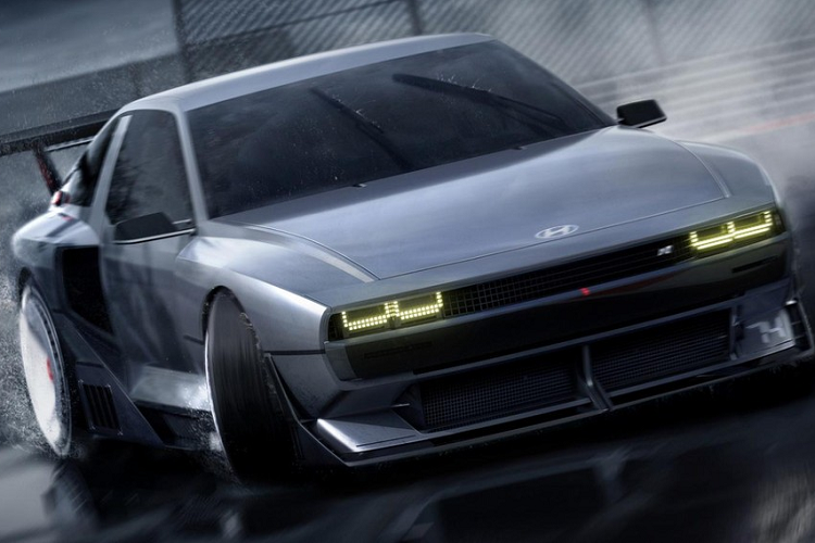 Trong sự kiện Hyundai N Day 2022 vừa qua, thương hiệu Hàn Quốc đã vén màn 2 mẫu xe concept hoàn toàn mới. Một trong số đó có Hyundai N Vision 74 2023 mới - mẫu xe concept lấy cảm hứng thiết kế từ Pony Coupe 1974. Do nhà thiết kế huyền thoại Giorgetto Giugiaro chắp bút, Hyundai Pony Coupe 1974 chưa từng được lên dây chuyền sản xuất thương mại.