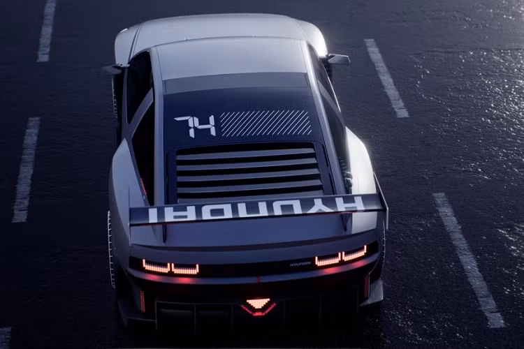 Chưa dừng ở đó, Hyundai N Vision 74 còn được trang bị 2 mô-tơ điện có công suất tối đa lên đến 670 mã lực và mô-men xoắn cực đại 900 Nm, truyền sức mạnh tới cầu sau.