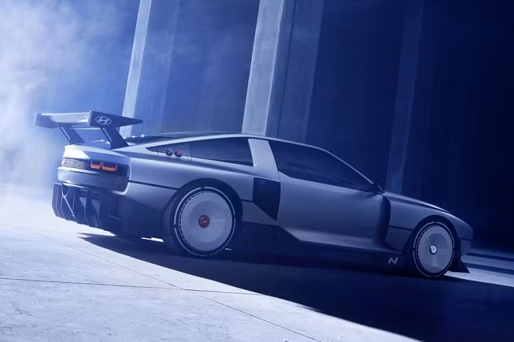 Ngoài ra, Hyundai N Vision 74 còn sở hữu một số chi tiết thiết kế lấy cảm hứng từ xe đua thể thao như bộ chẻ khí cỡ lớn trên đầu xe, khe gió sau chắn bùn trước và trước chắn bùn sau, cánh gió đuôi nổi bật hay bộ khuếch tán gió sau. Tiếp đến là cụm đèn pha và đèn hậu dạng điểm ảnh đặc trưng của xe điện Hyundai hiện nay, đèn phanh phía sau theo phong cách xe đua Công thức 1 cùng bộ vành cỡ lớn với thiết kế khí động lực học.