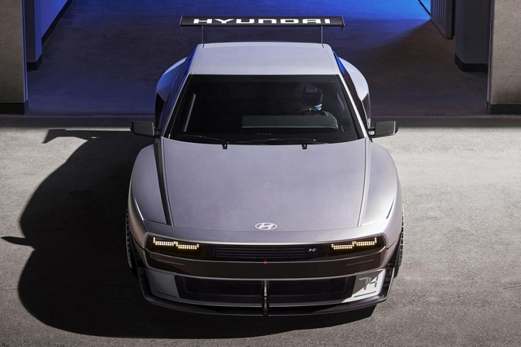 Khác với Pony Coupe 1974, Hyundai N Vision 74 không được trang bị tấm kính phía sau. Thay vào đó, mẫu xe này đi kèm những nan nằm ngang thay vào vị trí của kính sau. Trái ngược với chiều cao, những thông số kích thước còn lại của Hyundai N Vision 74 khá lớn, bao gồm chiều dài 4.952 mm, chiều rộng 1.995 mm và chiều dài cơ sở 2.905 mm.