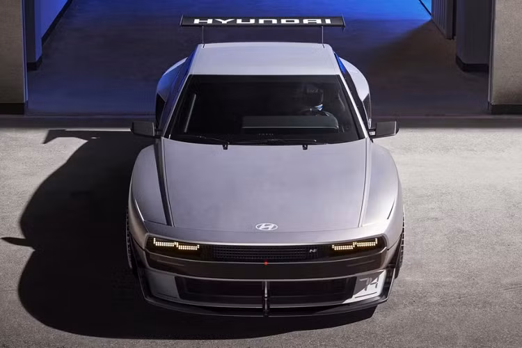 Khác với Pony Coupe 1974, Hyundai N Vision 74 không được trang bị tấm kính phía sau. Thay vào đó, mẫu xe này đi kèm những nan nằm ngang thay vào vị trí của kính sau. Trái ngược với chiều cao, những thông số kích thước còn lại của Hyundai N Vision 74 khá lớn, bao gồm chiều dài 4.952 mm, chiều rộng 1.995 mm và chiều dài cơ sở 2.905 mm.